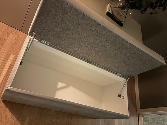Mio sittbänk med förvaring. grå sammet