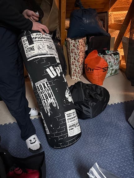 Decathlon boxningssäck med Adidas boxningshandskar svart/blå