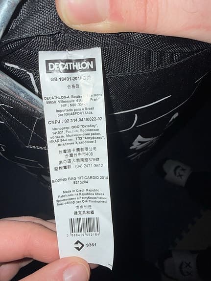 Decathlon boxningssäck med Adidas boxningshandskar svart/blå