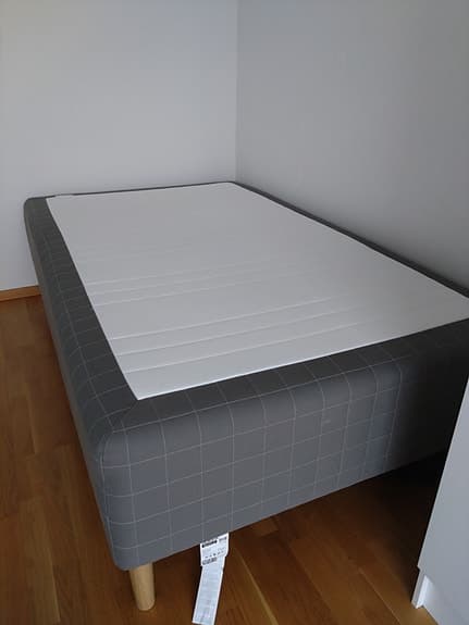 Resårbotten med ben från IKEA 120 x 200 cm