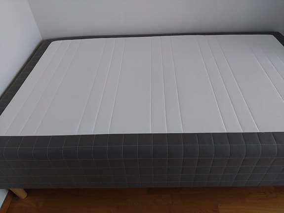 Resårbotten med ben från IKEA 120 x 200 cm