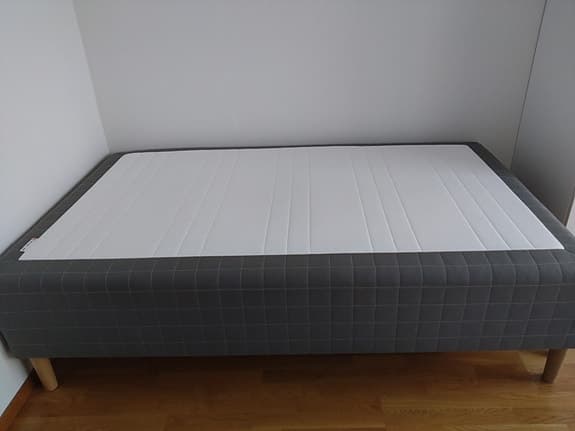 Resårbotten med ben från IKEA 120 x 200 cm