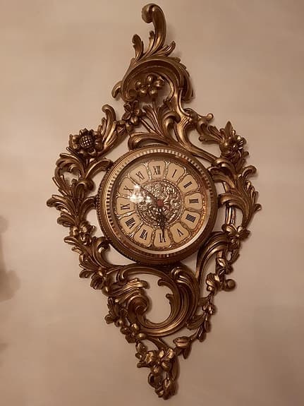 Väggklocka dekorativ guld. Fungerar utmärkt. Klockan är i perfekt skick!