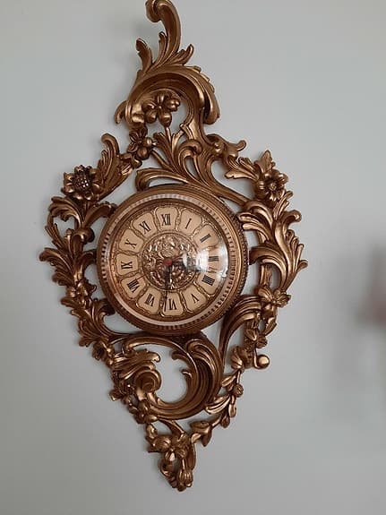 Väggklocka dekorativ guld. Fungerar utmärkt. Klockan är i perfekt skick!