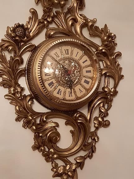 Väggklocka dekorativ guld. Fungerar utmärkt. Klockan är i perfekt skick!