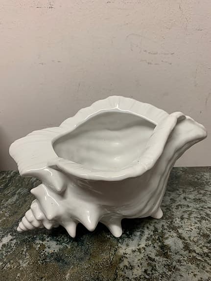 Snäckformad kruka i porslin