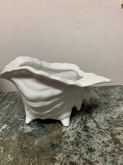 Snäckformad kruka i porslin