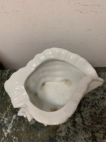 Snäckformad kruka i porslin