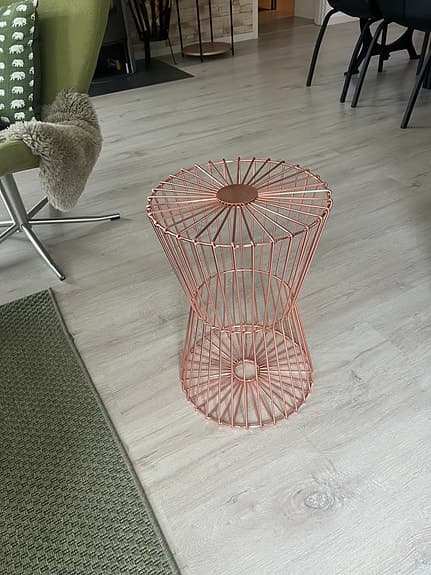 Inredningen detaljer i metall / Växtbord/ sidobord