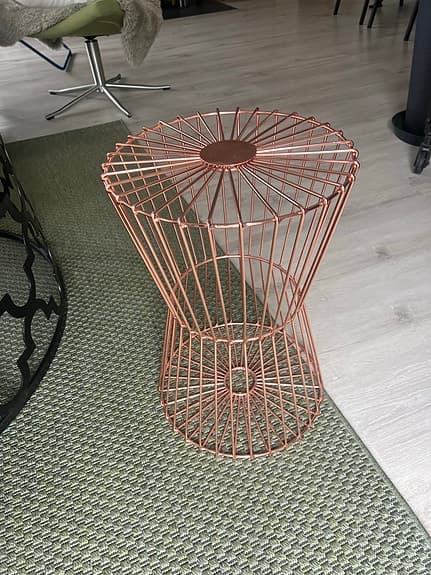 Inredningen detaljer i metall / Växtbord/ sidobord