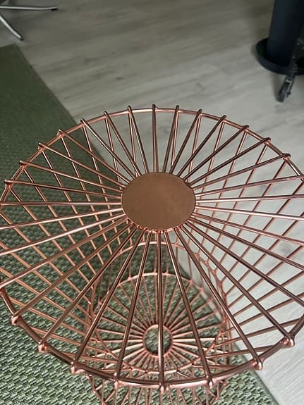 Inredningen detaljer i metall / Växtbord/ sidobord