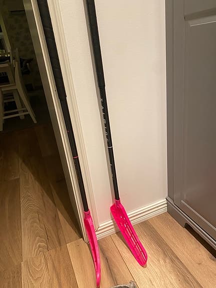 Säljer två helt nya Salming innebandy klubbor