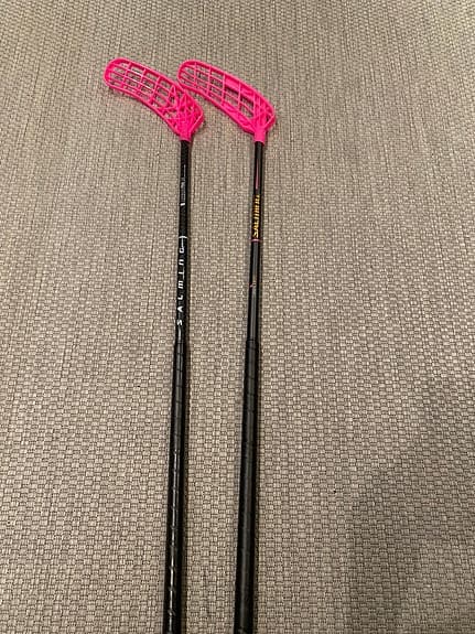 Säljer två helt nya Salming innebandy klubbor