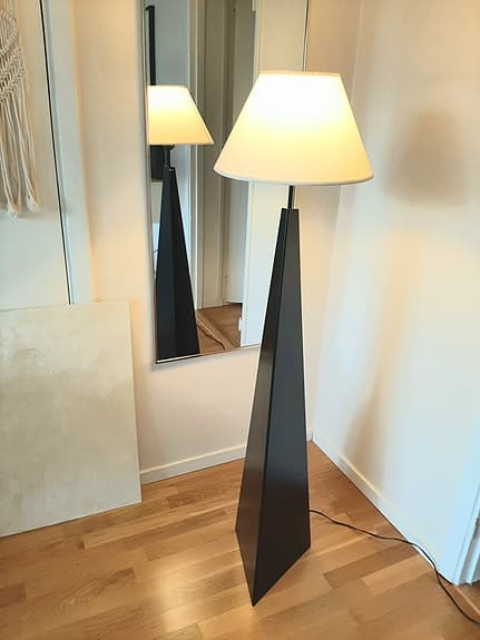Unik Lampfot Pyramidformad i svart metall.  Hämtas i Hägersten