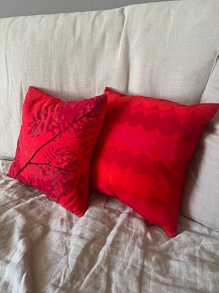 Marimekko kuddar röda mönstrade