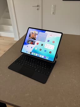 Apple iPad Pro surfplatta 128 GB samt Magic Keyboard