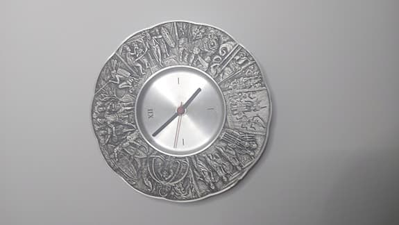 Royal Selangor väggklocka – Tenn / Pewter Unik reliefdesign Vintage designklocka