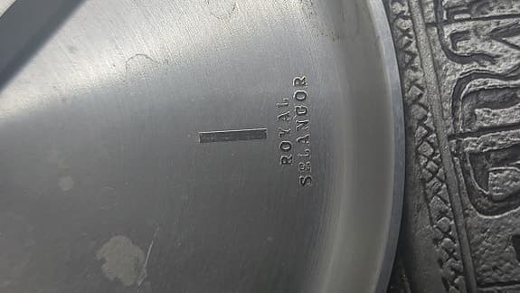 Royal Selangor väggklocka – Tenn / Pewter Unik reliefdesign Vintage designklocka