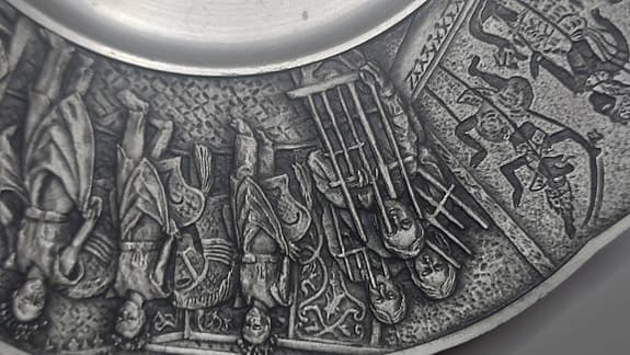 Royal Selangor väggklocka – Tenn / Pewter Unik reliefdesign Vintage designklocka
