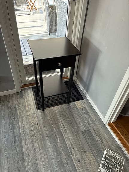 Mio sängbord svart med låda