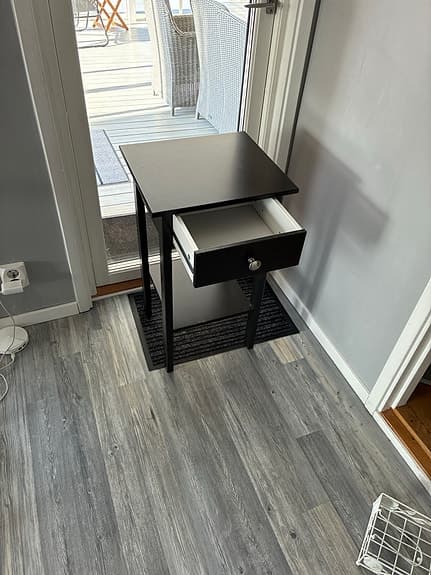 Mio sängbord svart med låda