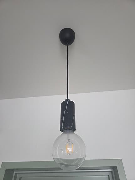 Taklampa pendel svart marmor med synlig glödlampa