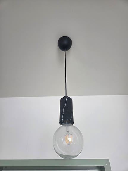 Taklampa pendel svart marmor med synlig glödlampa
