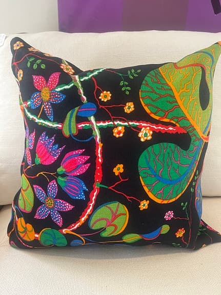 Kudde i Svenskt Tenn tyg