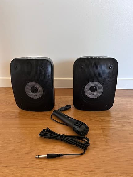 Helt ny - Två Bluetooth stereohögtalare med Mikrofon.