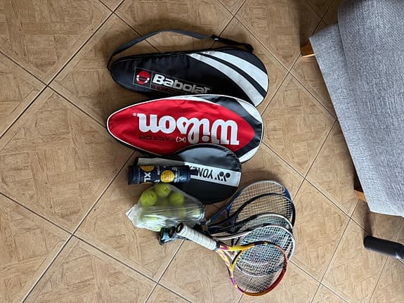 Flera tennisracket set med fodral och nya tennisbollar