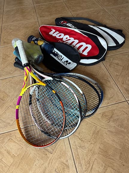 Flera tennisracket set med fodral och nya tennisbollar