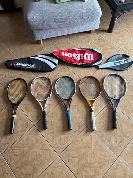 Flera tennisracket set med fodral och nya tennisbollar