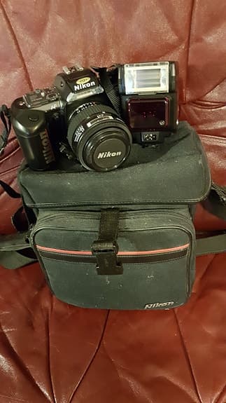 Nikon systemkamera med AF Nikkor 35–70mm objektiv och Speedlight SB-22 blixt