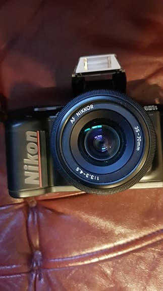 Nikon systemkamera med AF Nikkor 35–70mm objektiv och Speedlight SB-22 blixt