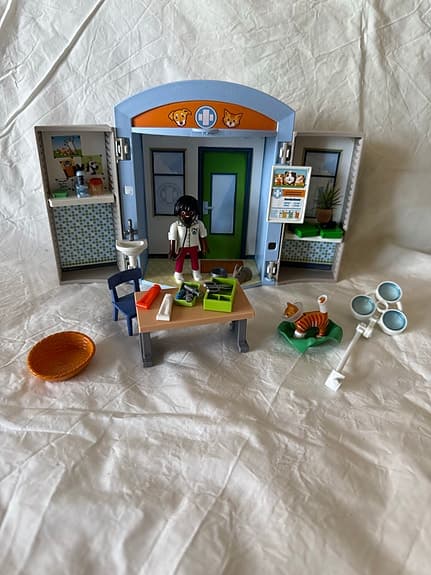 Playmobil lekset veterinärklinik med figur och djurtillbehör