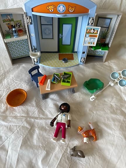 Playmobil lekset veterinärklinik med figur och djurtillbehör