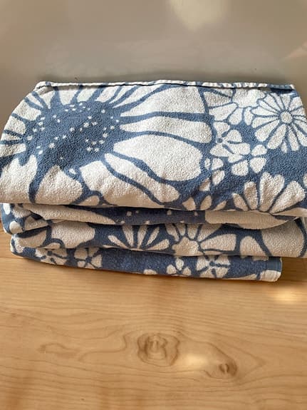 Handduk blommigt mönster 70x140 cm