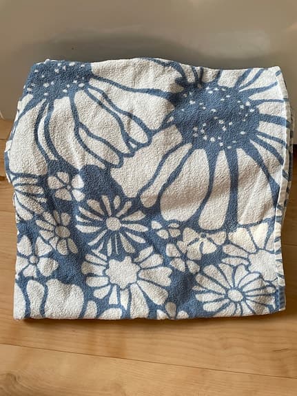 Handduk blommigt mönster 70x140 cm