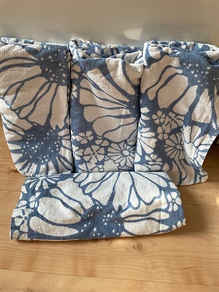 Handduk blommigt mönster 70x140 cm