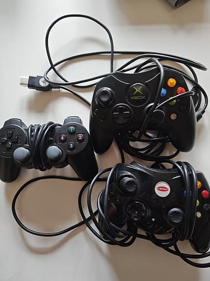 Xbox handkontroller och förlängningskablar svart