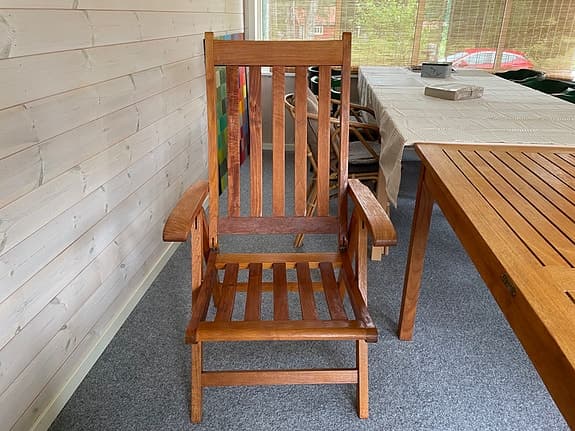 Trädgårdsmöbler ett bord fyra stolar