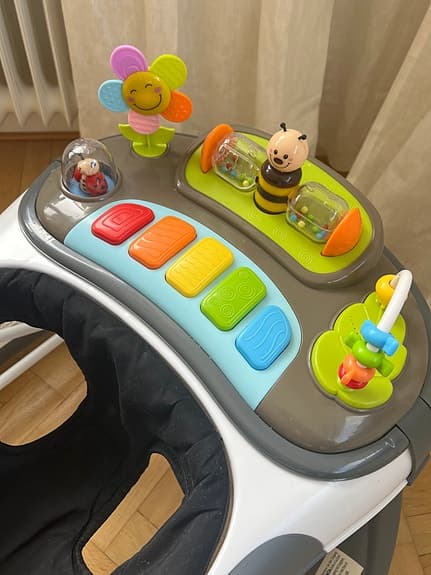 Deryan gåstol med aktivitetsbord flerfärgad