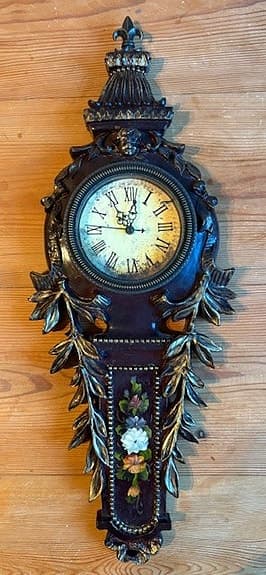 Vacker vintage väggklocka i stil som klassisk barock och "boulangére"