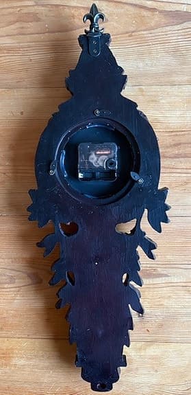 Vacker vintage väggklocka i stil som klassisk barock och "boulangére"