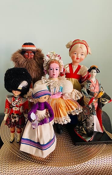 Vintage dockor i folkdräkter – samlarobjekt