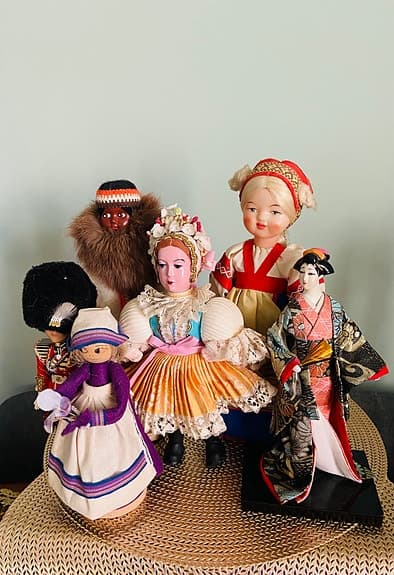 Vintage dockor i folkdräkter – samlarobjekt