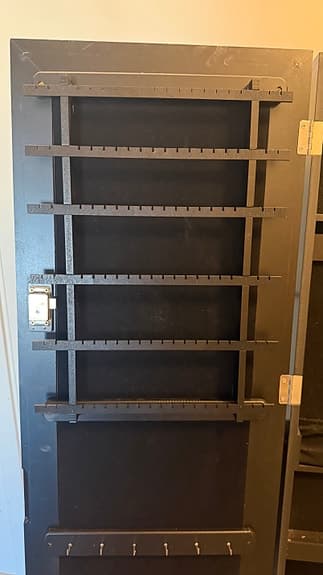 Svart smyckesskåp med spegel. Skåpet kan öppnas och har förvaring för smycken