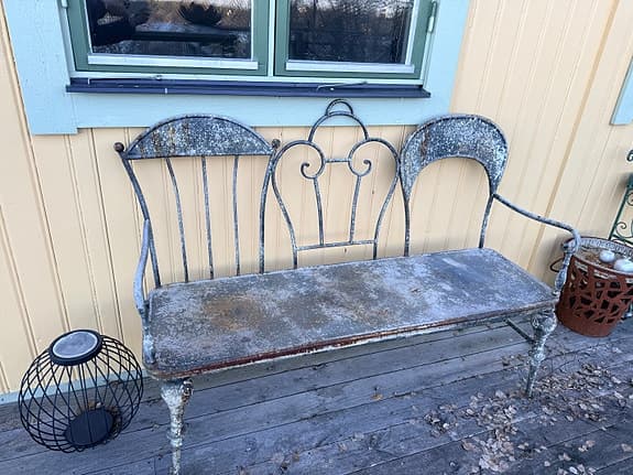 Metallbänk utomhus vitgrå