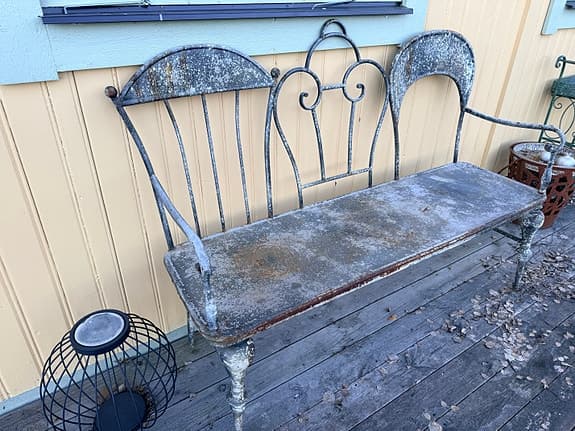 Metallbänk utomhus vitgrå