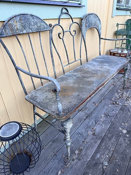 Metallbänk utomhus vitgrå